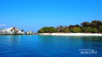 Bentangan air hijau kebiruan di Pulau Bidadari