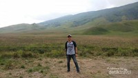 Foto dengan latar Bukit Teletubbies