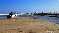 Berbagai kendaraan tipe 4WD menjelajah pantai