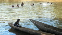 Perahu yang saya naiki bersama Annisa dan Husni mengarungi Sungai Wania di Desa Kaugapu, Timika (foto:Keken/detikTravel)