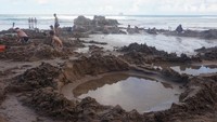 Kolam-kolam air panas yang ditinggalkan para pemiliknya.