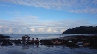 Traveler bisa berendam selama mungkin selama air surut.
