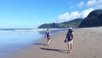 Gali Pasir di Hot Water Beach, Keluarlah Air Hangat