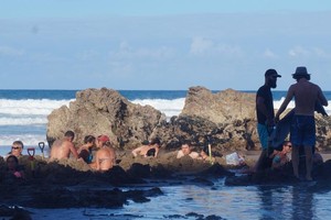 Gali Pasir di Hot Water Beach, Keluarlah Air Hangat