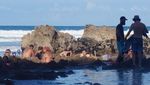 Gali Pasir di Hot Water Beach, Keluarlah Air Hangat