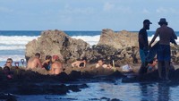 Para traveler tengah asyik berendam di kolam air panas buatan sendiri.