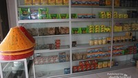 Beberapa dagangan khas Aceh di salah satu kios warga