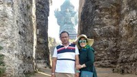 Wisatawan asal Malang yang berpose dengan latar belakang Patung GWK