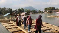 Para pengunjung turun dari rakit untuk kemudian menuju Candi.
