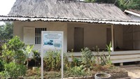 Rumah adat asli masyarakat kampung Pulo.