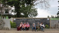 Berfoto bersama sesampainya di lokasi Candi Cangkuang.