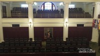 THE LEGISLATIVE CHAMBER. BAGIAN ATAS DISEDIAKAN UNTUK MASYARAKAT YANG INGIN MENONTON DAN MENGIKUTI JALANNYA PERTEMUAN.