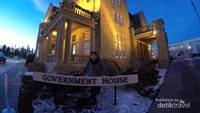 GOVERNMENT HOUSE. DIBUKA UNTUK TOUR JIKA TIDAK SEDANG DIGUNAKAN UNTUK KEPENTINGAN PROVINSI