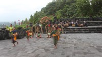 Para penari cilik yang menampilkan tarian Gejug Lesung