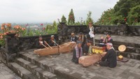 Pemain alat musik di pertunjukan kesenian Gejug Lesung
