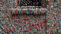 Tempelan permen di Wall Gum (leerentz.wordpress.com)