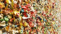Permen karet yang menempel di dinding (bloggers.com)