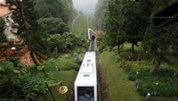Furnicular train yang membawa pengunjung ke puncak PenangHil