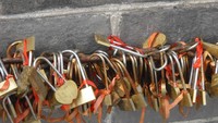 Untaian gembok cinta, adakah namamu terukir di sana?
