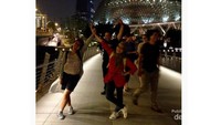 Berfoto menghadap gedung Esplanade