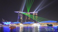 Sinar laser dari Marina Bay