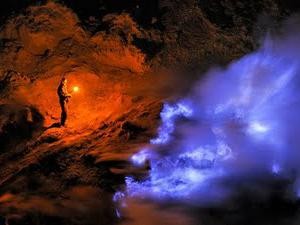 Gemerlap Memesona Kawah Ijen Pada Dini Hari