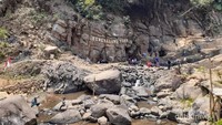 Curug Bengkelung dikelililing batuan lempung yang mengalami proses geologis dalam waktu lama. (Dokumentasi pribadi)