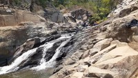 Aliran air Curug Bengkelung yang mulai menyusut di musim kemarau. (Dokumentasi pribadi)