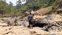 Jembatan bambu di sekitaran Curug Bengkelung jadi salah satu spot menarik pengambilan gambar. (Doumentasi pribadi)