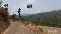 Akses jalan menuju ke Curug Bengkelung lumayan ekstrem, namun jalanan yang terawat membuat nyaman pengendara baik kendaraan roda dua ataupun empat. (Dokumentasi pribadi)