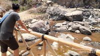 Curug Bengkelung dengan pemandangan bebatuan alami yang eksotis. (Dokumentasi pribadi)