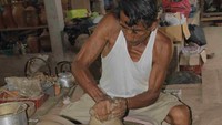 Proses pembuatan kerajinan gerabah (Ichsan/detikHot)