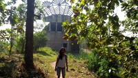 Berpose di depan Gereja Ayam