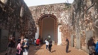 Meskipun gereja ini hanya tinggal sisa reruntuhan, batu bata yang kuat menunjukkan keindahan arsitekturnya