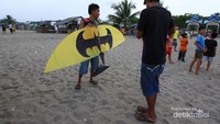 Layang-layang bermotif Batman pun ada