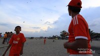 Puluhan layangan mengudara