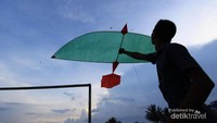 Bersiap menerbangkan layang-layang