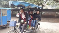 Naik becak dengan ibu yang tangguh