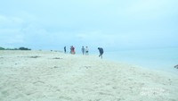 Beberapa pengunjung mengelilingi pulau