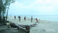 Seru juga bermain bola di pinggir pantai
