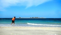 Tampak di seberang adalah Gili Bidara