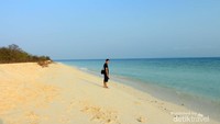 Perpaduan Pasir Putih Dengan Laut Biru