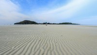 Jika air sedang surut pasirnya pun nampak semakin indah