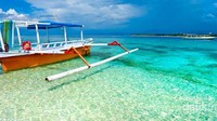 Pasir pantai putih serta air yang jernih mengelilingi Gili Trawangan