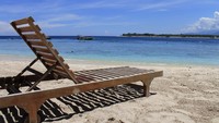 Bangku Kayu tempat Bersantai di Bibir Pantai