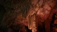 Stalaktit dan stalagmit yang saling menyatu
