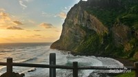 Pemandangan pantai di dekat tebing