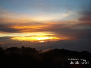 Golden Sunrise Juara ada di Gunung Prau, Dieng