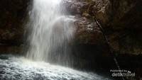 Air Terjunya berada Di sela-sela Bebatuan Granit Raksasa