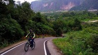 Terus mengayuh menapaki tanjakan Lembah Harau